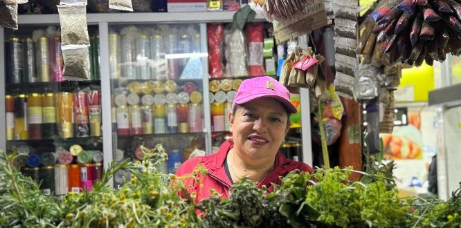 comerciante de hierbas en la plaza del 7 de agosto