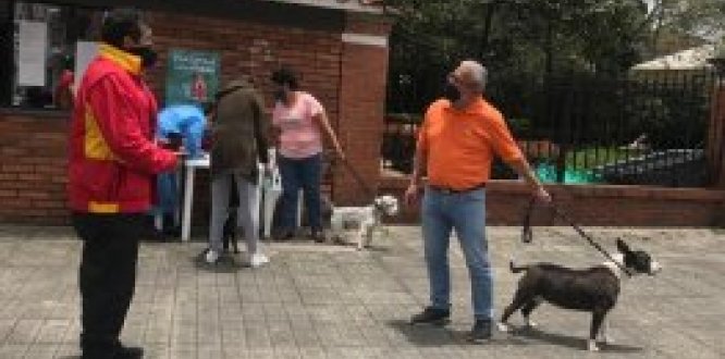 Alcalde socializando con dueños de perros